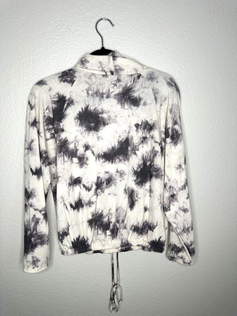 Lush Sweater Womens Small Tie Dye Pullover Drawstring Hem Cozy Top Black White - Picture 6 of 6